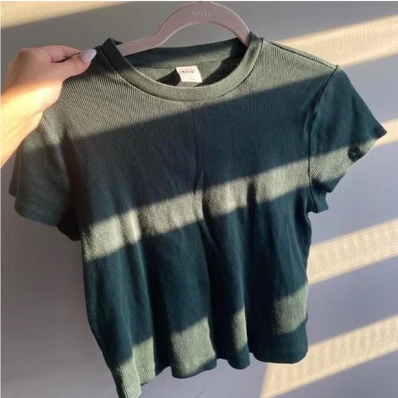 Aritzia TNA size large fitted as a medium short sleeve shirt - Picture 1 of 1